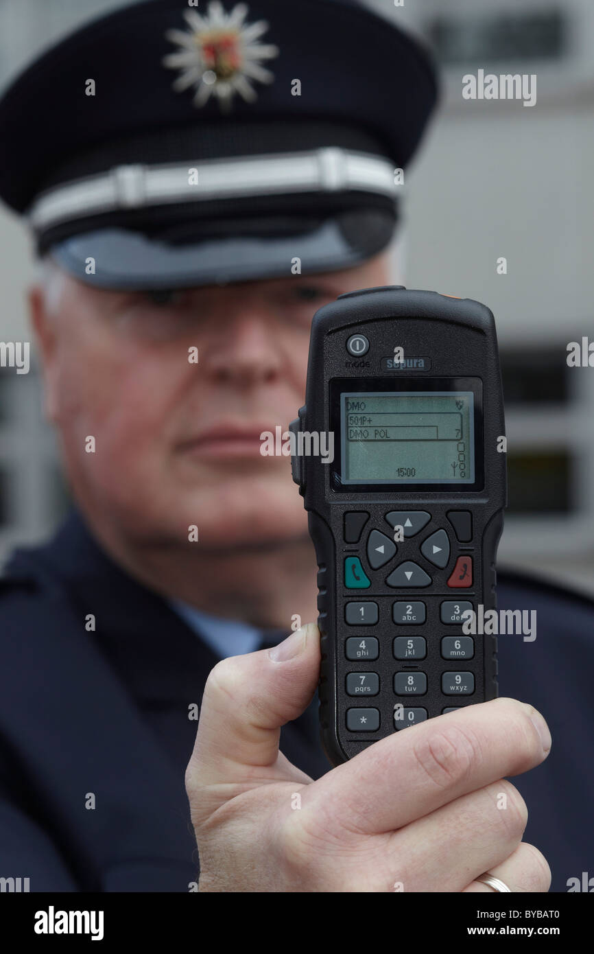 Funzionario di polizia la visualizzazione di una nuova radio digitale che è attualmente in fase di collaudo da parte della polizia della Renania Palatinato, Coblenza Foto Stock