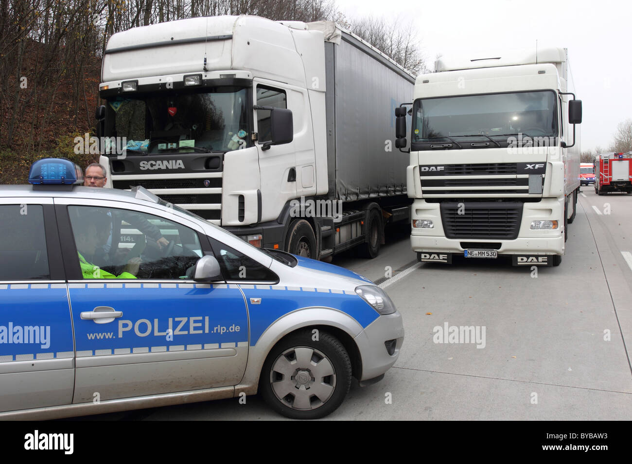 Auto della Polizia bloccando la autostrada A61 presso il sito di un incidente nei pressi di Niederzissen, Renania-Palatinato, Germania, Europa Foto Stock