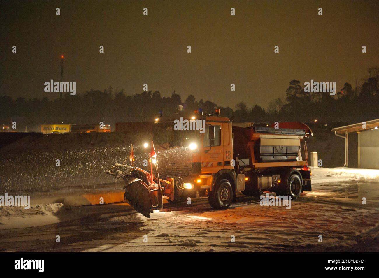 Inverno servizi veicoli sono caricati con la strada sale a sale storage, autostradale di Stoccarda, Baden-Wuerttemberg Foto Stock