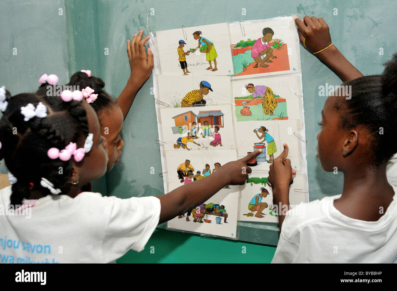 Bambini che discutono le scene di vita quotidiana in materia di igiene con l aiuto di immagini, educazione all igiene campagna di lotta contro Foto Stock