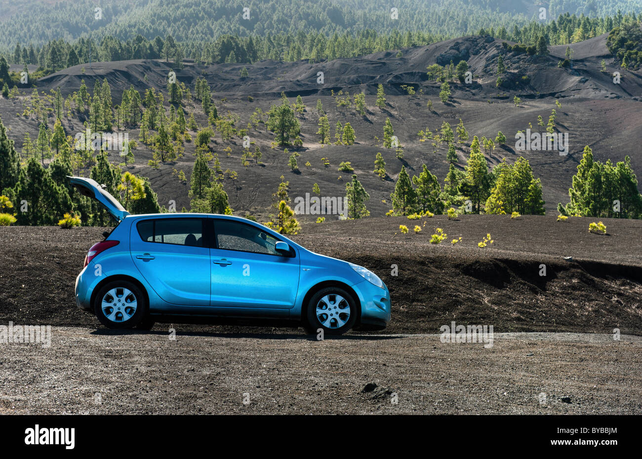 Hyundai i20 auto presso il bellissimo paesaggio di lava a La Cumbre Nueva a La Palma Isole Canarie Spagna Foto Stock