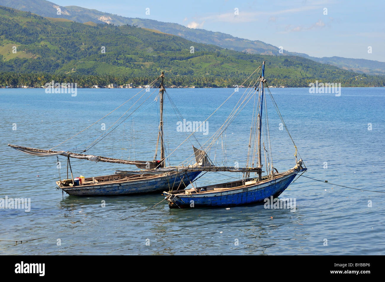 Barche da pesca in prossimità di un villaggio di pescatori sulla costa caraibica, Petit Goave, Haiti, dei Caraibi e America centrale Foto Stock