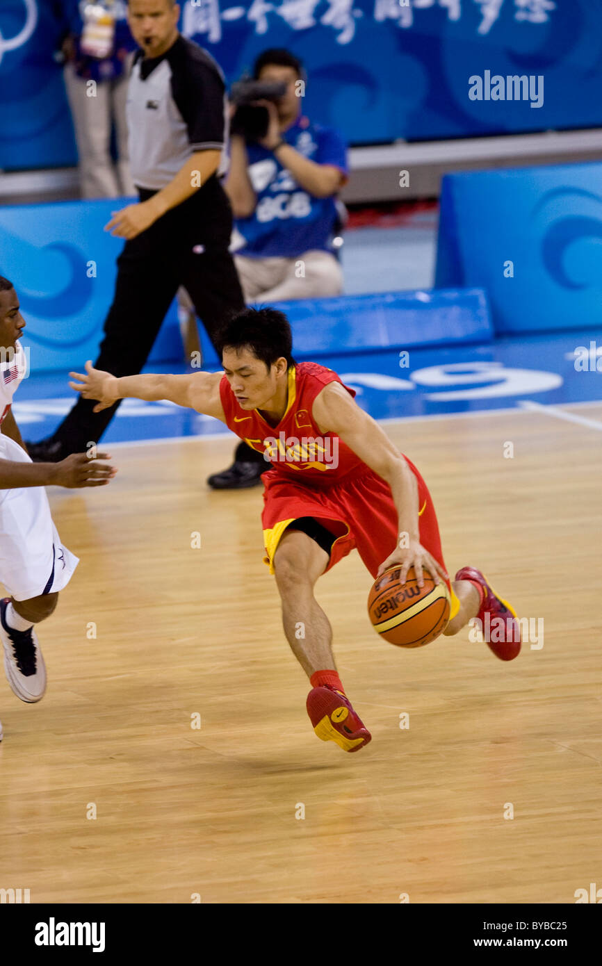 Chen Joanqhua (CHN) USA-Cina di pallacanestro degli uomini di azione al 2008 Olimpiadi estive a Pechino, Cina Foto Stock