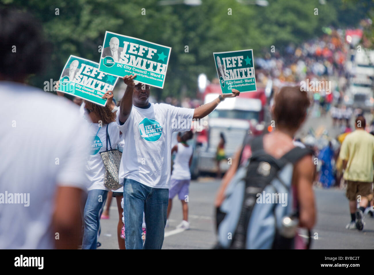 I sostenitori di Jeff Smith per DC città capo del consiglio fino alla parata al 2010 DC Caribbean Carnival in Washington, DC. Foto Stock