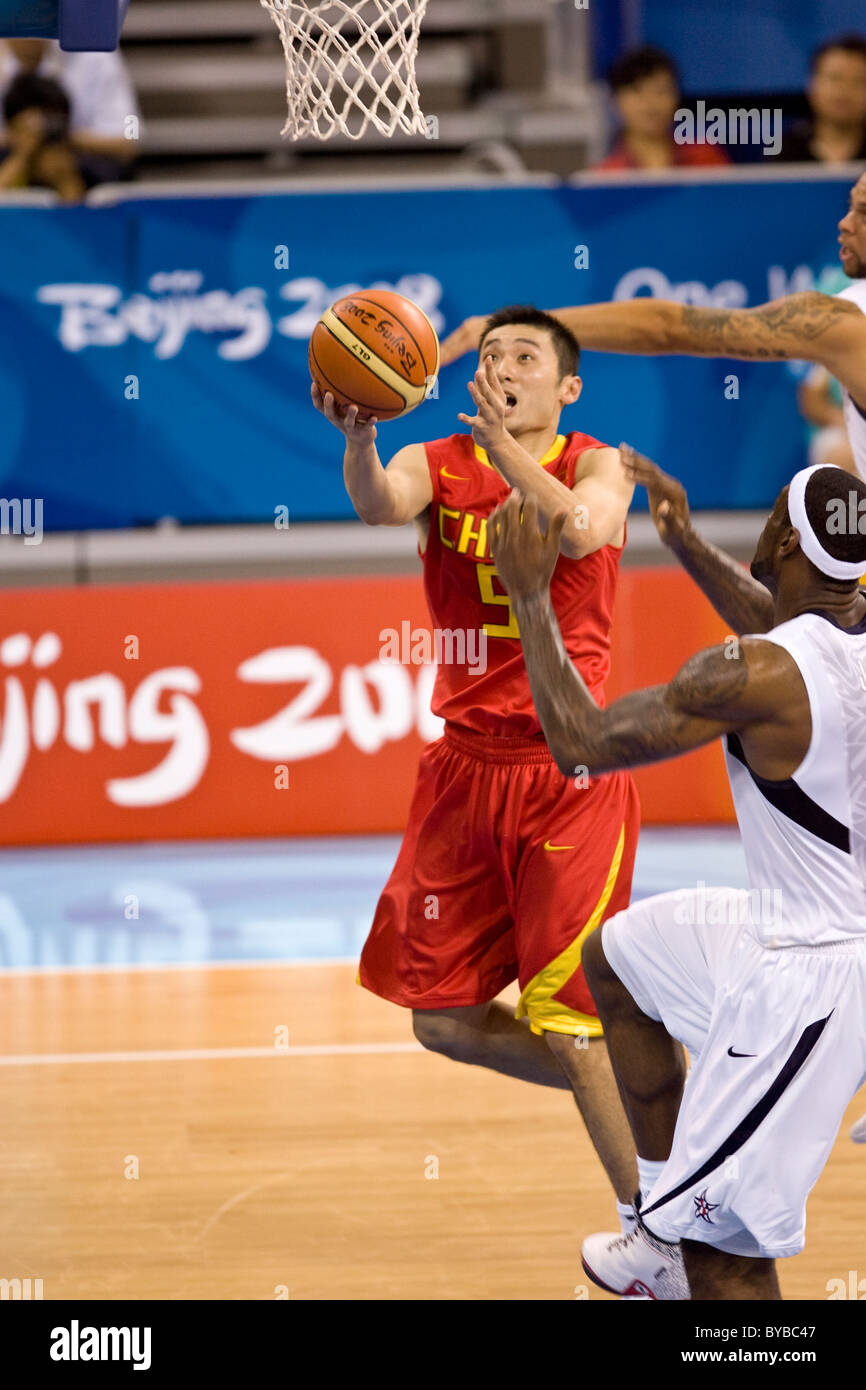 Liu Wei (CHN) USA-Cina di pallacanestro degli uomini di azione al 2008 Olimpiadi estive a Pechino, Cina Foto Stock