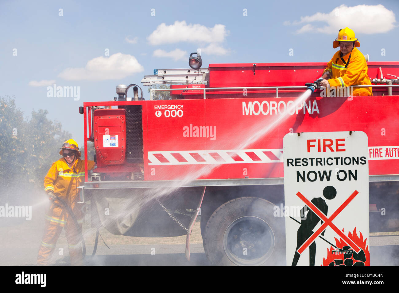 CFA Fire Fighters affrontare un incendio sul ciglio della strada vicino a Shepperton, Victoria, Australia. Foto Stock