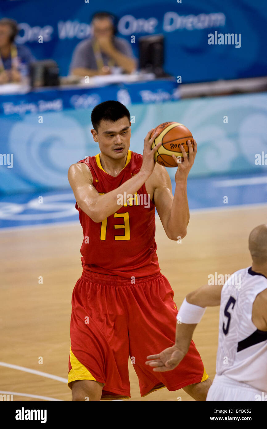 Yao Ming (CHN) USA-Cina di pallacanestro degli uomini di azione al 2008 Olimpiadi estive a Pechino, Cina Foto Stock