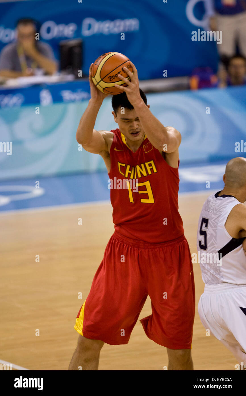 Yao Ming (CHN) USA-Cina di pallacanestro degli uomini di azione al 2008 Olimpiadi estive a Pechino, Cina Foto Stock