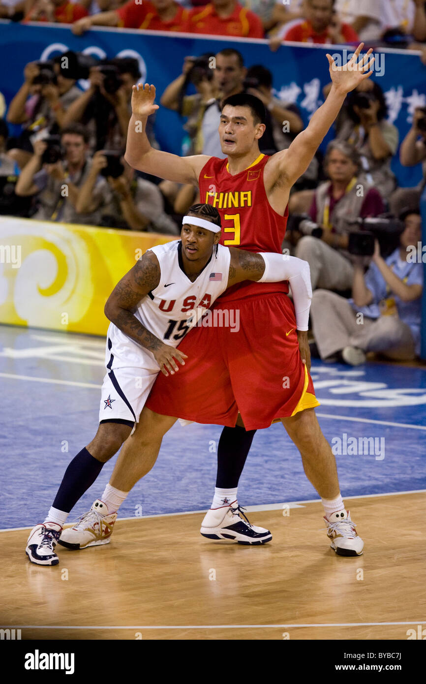 Yao Ming (CHN), Carmelo Anthony (USA) USA-Cina di pallacanestro degli uomini di azione al 2008 Olimpiadi estive a Pechino, Cina Foto Stock