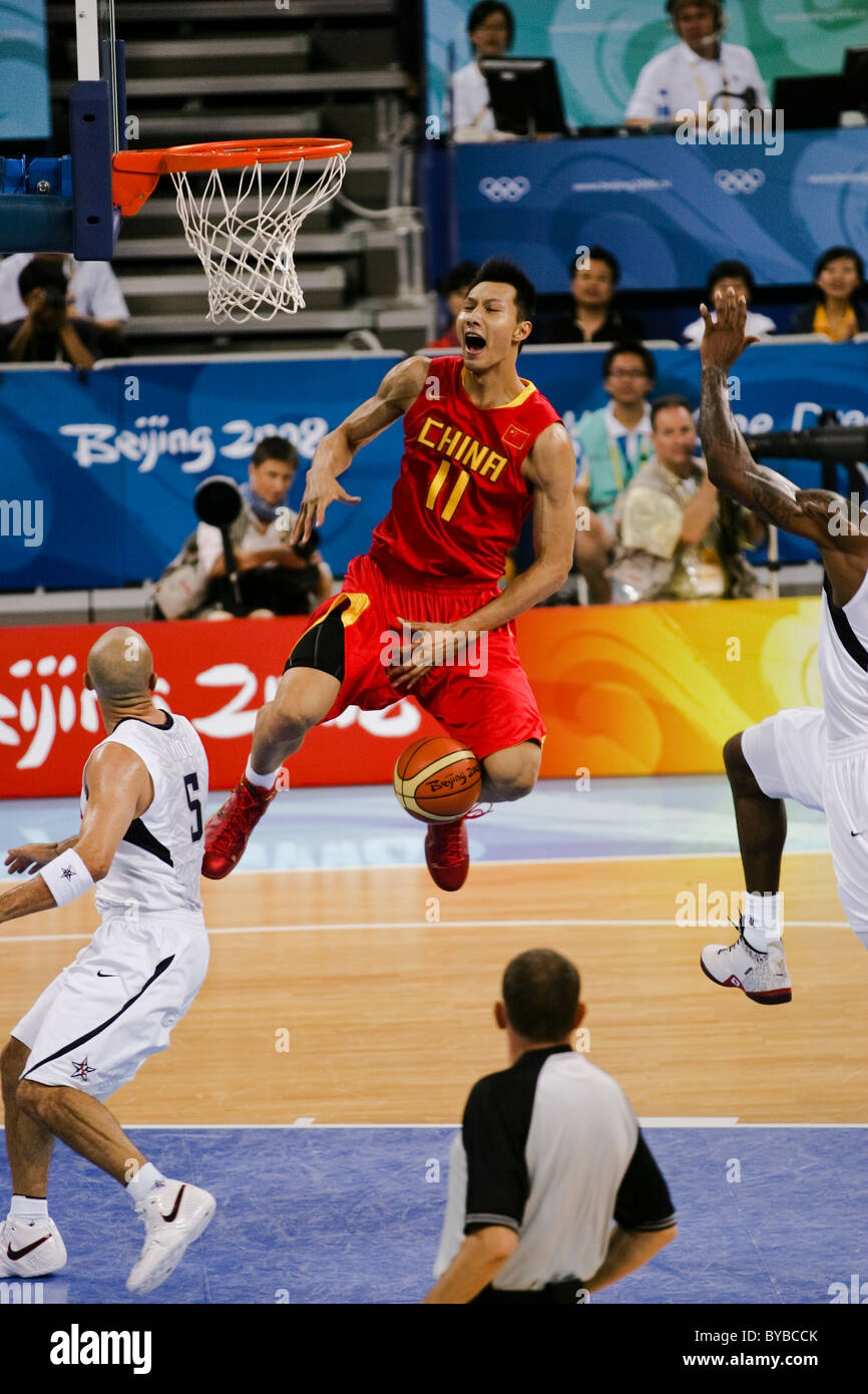 Yi Jianlian (CHN) USA-Cina di pallacanestro degli uomini di azione al 2008 Olimpiadi estive a Pechino, Cina Foto Stock