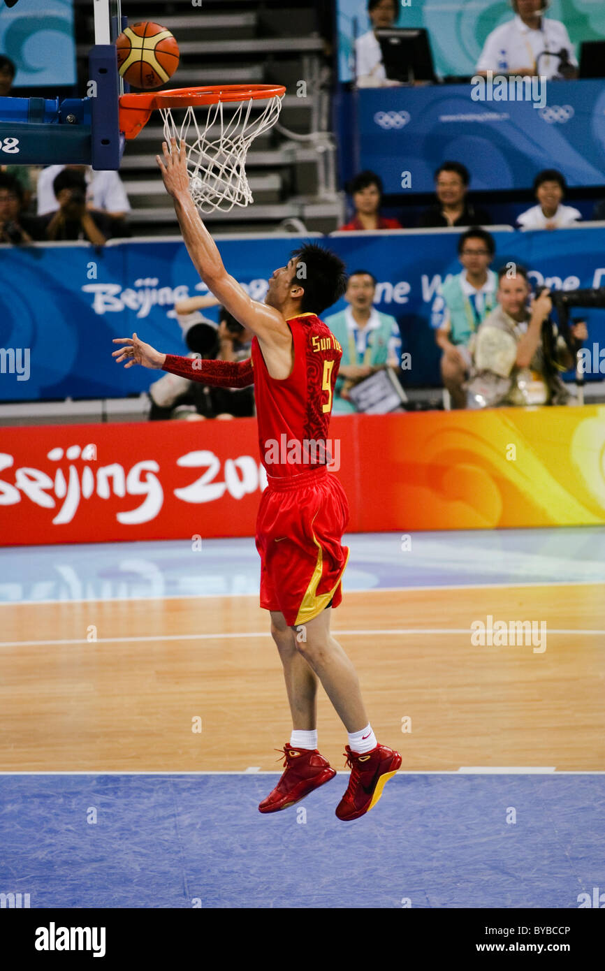 Liu Wei (CHN) USA-Cina di pallacanestro degli uomini di azione al 2008 Olimpiadi estive a Pechino, Cina Foto Stock