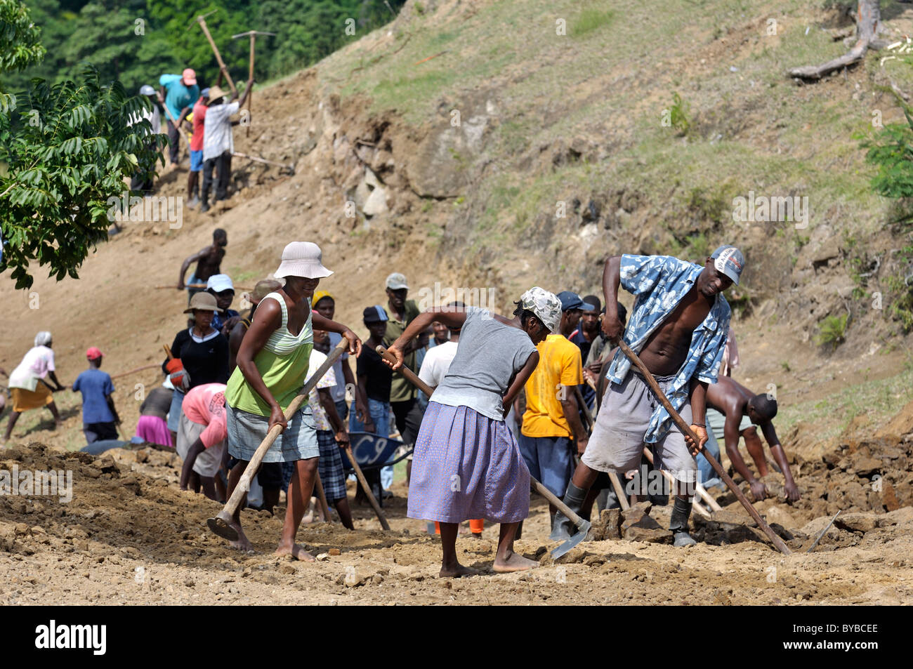 Abitanti di un villaggio di montagna di costruire una strada con l'assistenza di una organizzazione di aiuti, che desideri collegare il loro villaggio a Foto Stock