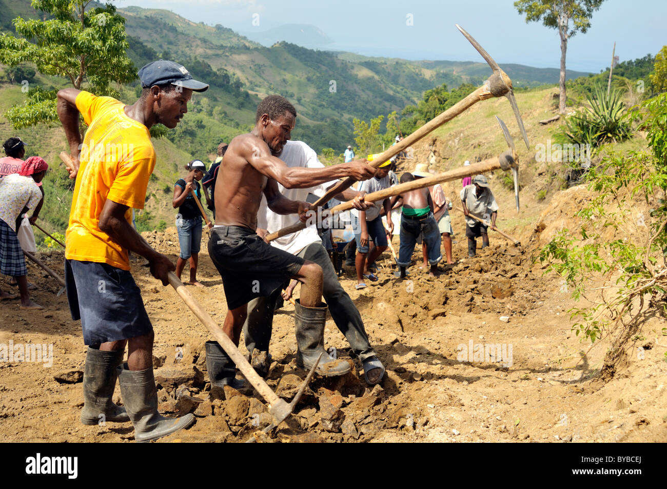 Abitanti di un villaggio di montagna di costruire una strada con l'assistenza di una organizzazione di aiuti, che desideri collegare il loro villaggio a Foto Stock