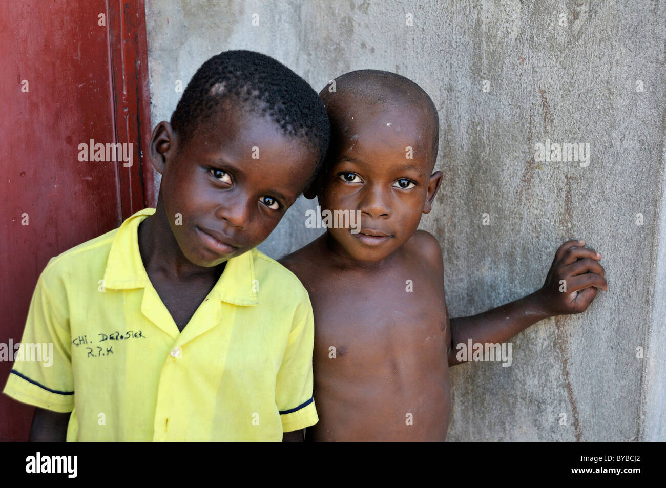 Due ragazzi, Port-au-Prince, Haiti, dei Caraibi e America centrale Foto Stock