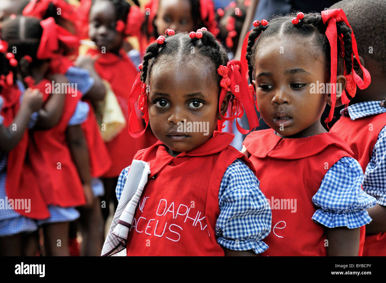 I bambini che indossano uniformi di scuola in una scuola materna a Léogâne, Haiti, dei Caraibi e America centrale Foto Stock