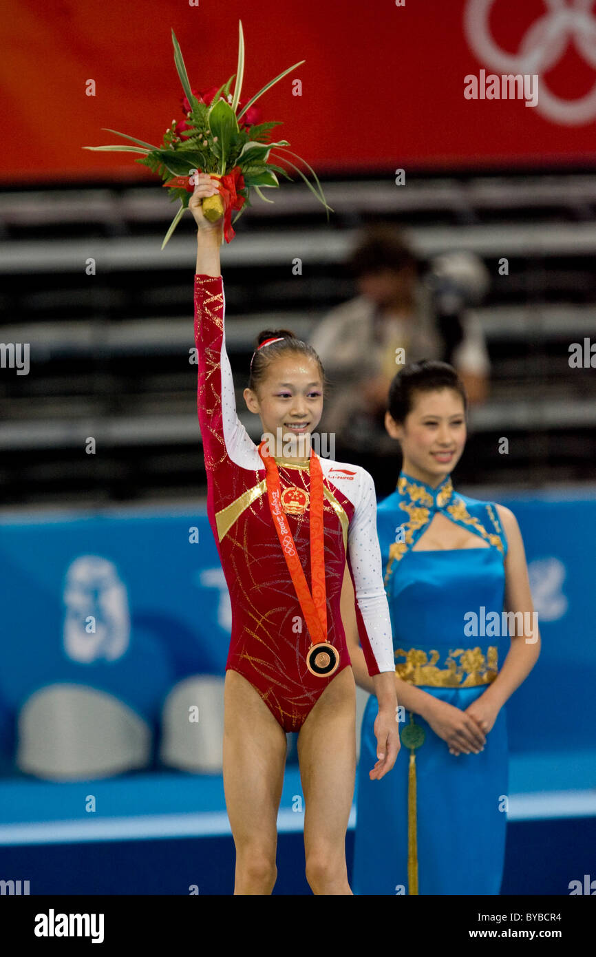 Yilin Yang (CHN) Donne Individuale tutto intorno la ginnastica medaglia di bronzo al 2008 Olimpiadi estive a Pechino, Cina Foto Stock