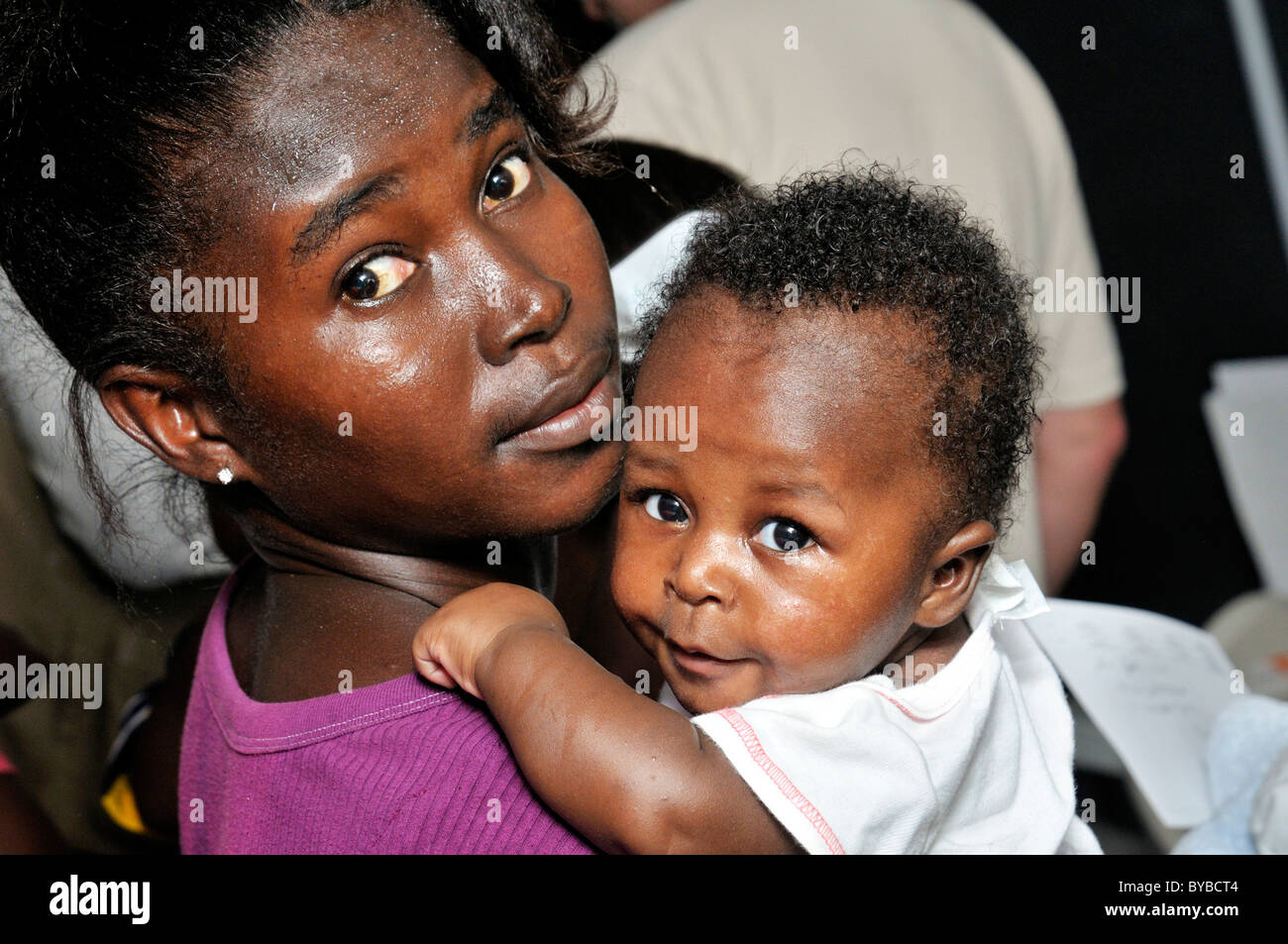 Madre tenendo un bambino, Delmas 89 district, Port-au-Prince, Haiti, dei Caraibi e America centrale Foto Stock