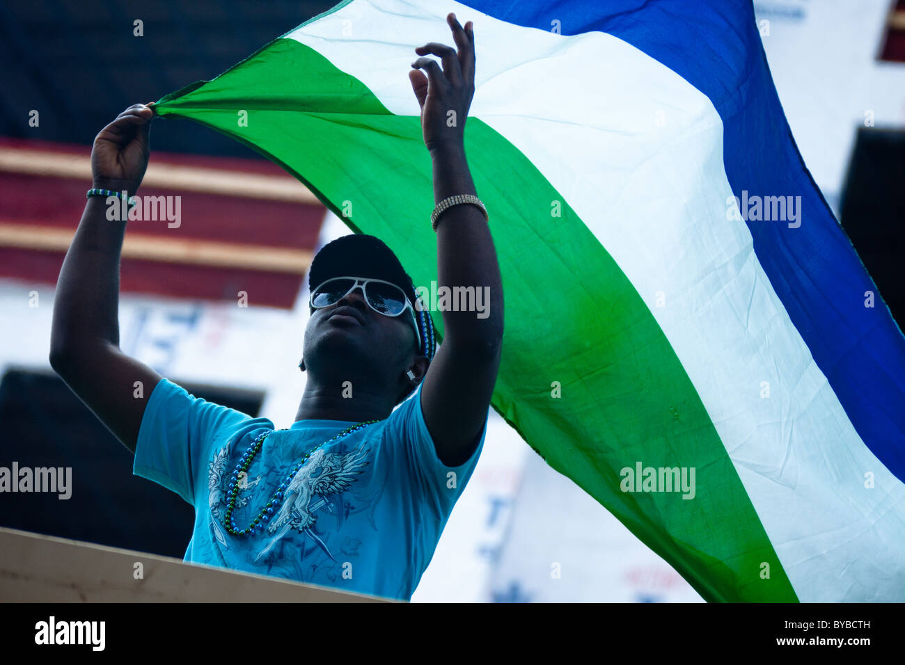 Gli uomini e le donne della Sierra Leone, un paese dilaniato dalla guerra in Africa occidentale, marzo nel DC Caraibi sfilata di carnevale a Washington, DC. Foto Stock