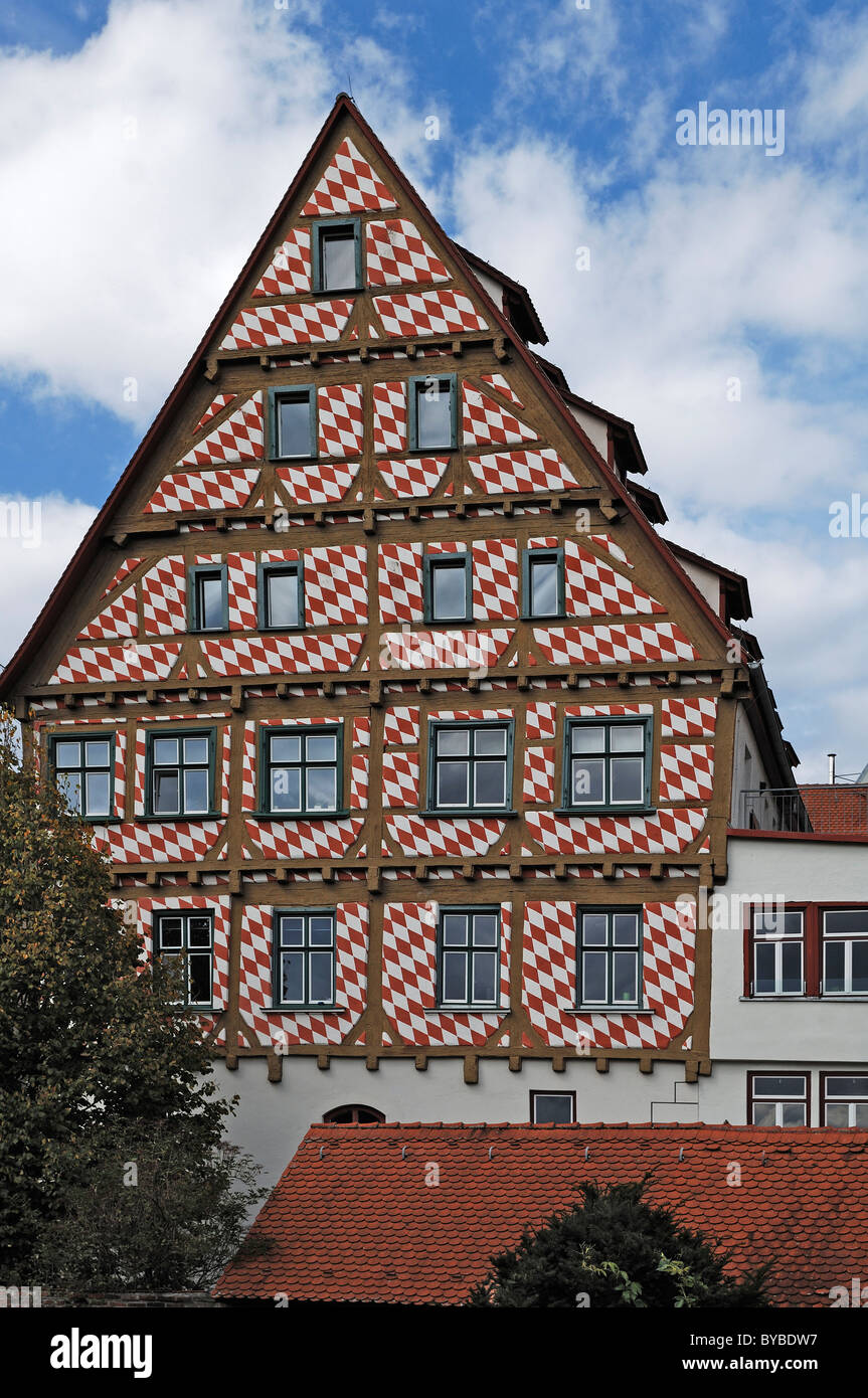 Capanna vecchia casa in legno e muratura dipinta con i diamanti rossi, visto dalle mura della città, Ulm, Baden-Wuerttemberg, Germania, Europa Foto Stock