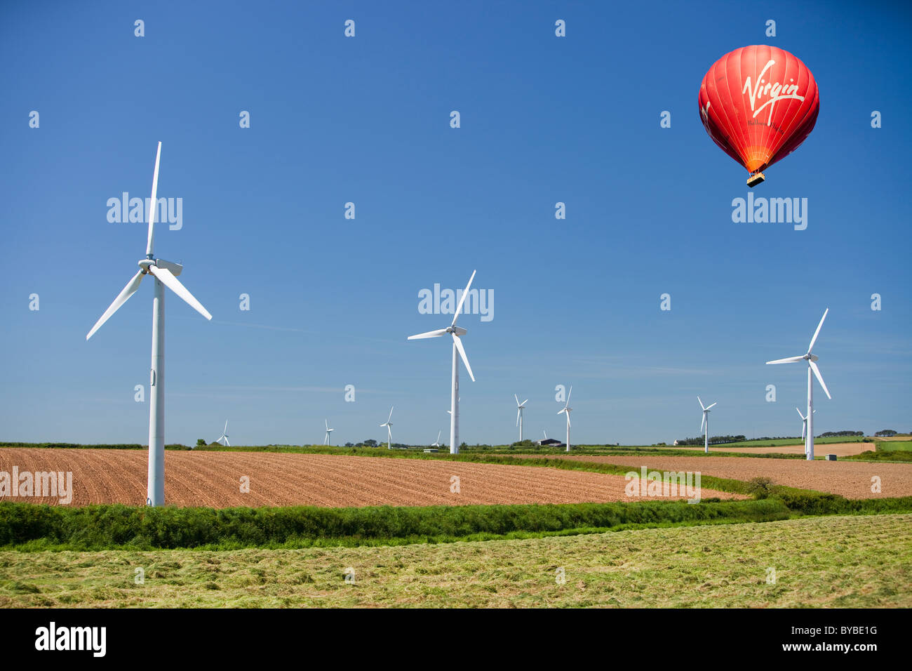 Una wind farm su terreni agricoli in Cornovaglia occidentale vicino a St Ives, Regno Unito Foto Stock