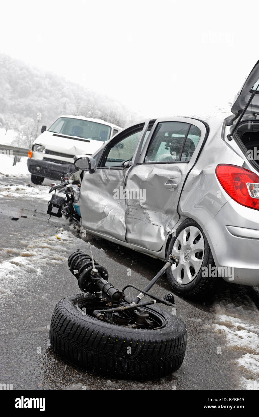 Incidente causato da strade ghiacciate, ruota derubato a impatto a fronte, Darmsheim, Baden-Wuerttemberg, Germania, Europa Foto Stock