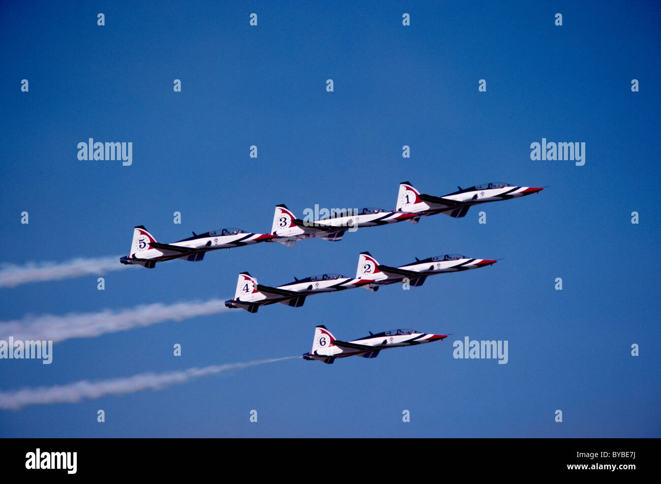 Abbotsford Airshow internazionale, BC, British Columbia, Canada - Thunderbirds US Air Force battenti in stretta formazione a Air Show Foto Stock