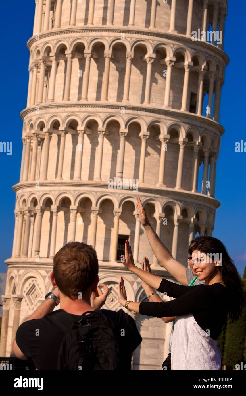 De rigueur foto op per turisti in Pisa - azienda fino alla torre di Pisa Toscana Italia Foto Stock