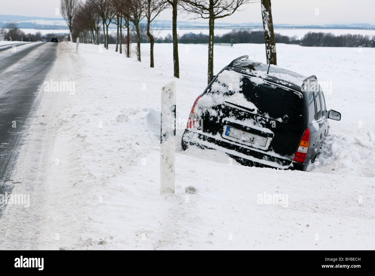 Vettura bloccato in un cumulo di neve, in inverno, Germania, Europa Foto Stock