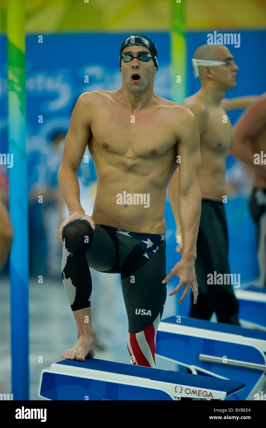 Michael Phelps (USA) prima dell'inizio del 400Im dove ha vinto la medaglia  d'oro e ha rotto il record mondiale Foto stock - Alamy