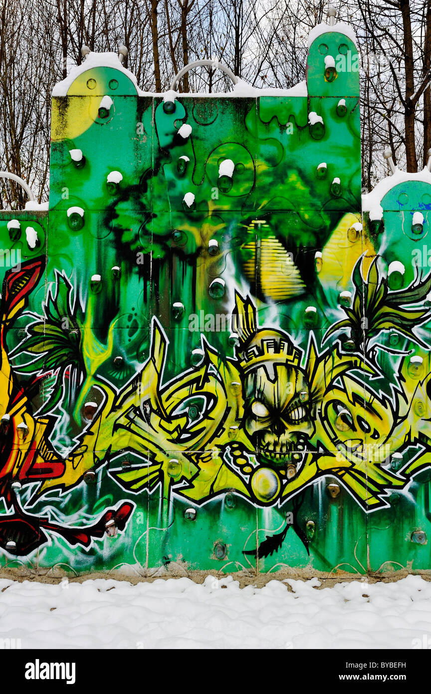 Parete di arrampicata con graffiti in inverno, Harlaching, Monaco di Baviera, Germania, Europa Foto Stock