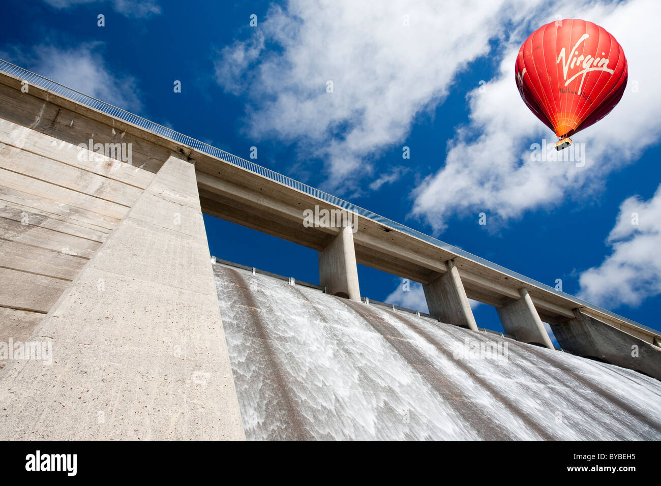 Diga Gathega di alimentazione dell'acqua al potere Guthega power station come parte delle montagne innevate Schema idrostatico Foto Stock