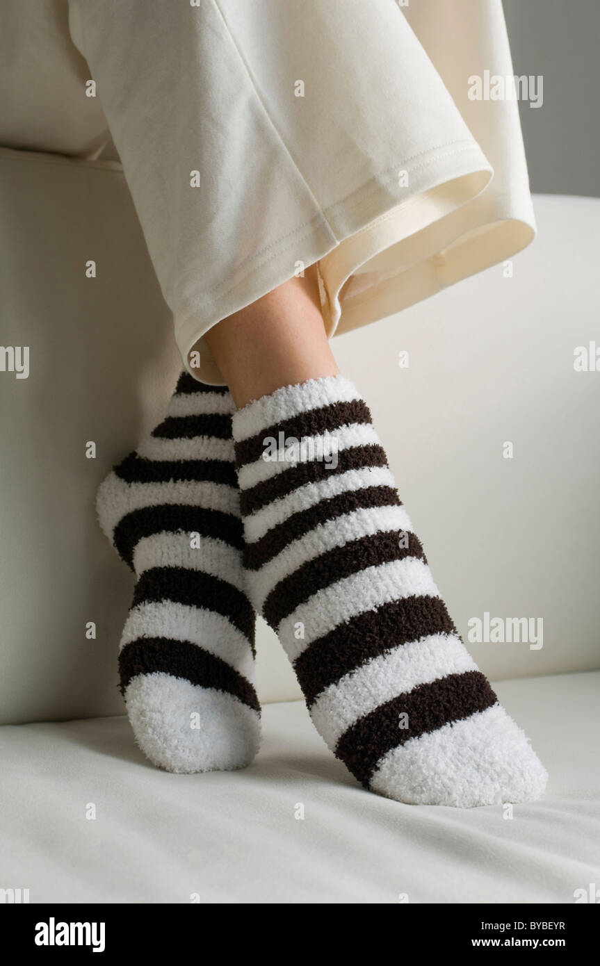 Piedi con calze spugna Foto stock - Alamy