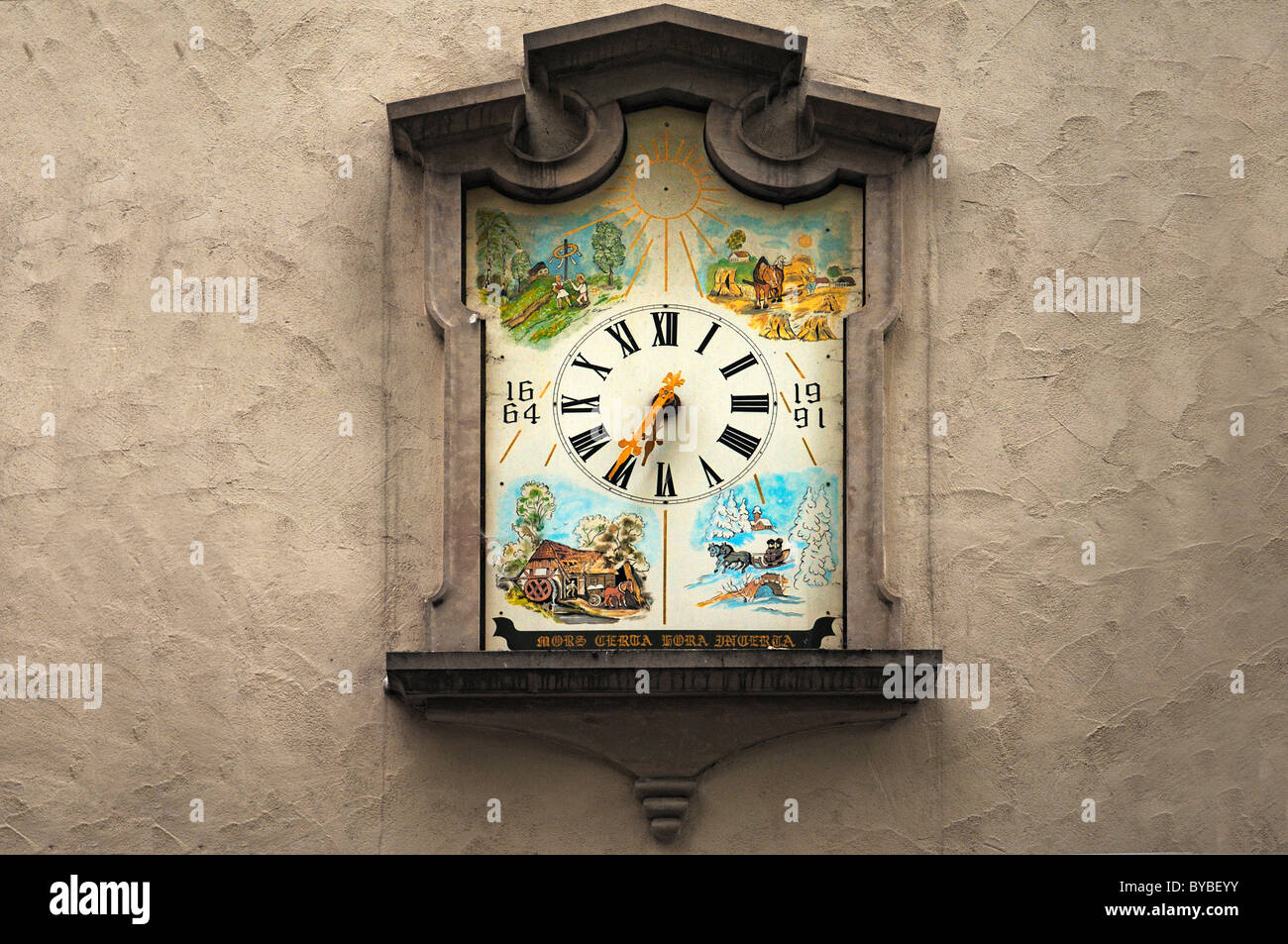 Orologio da parete dal 1664 con motivi dipinti del four seasons su una casa di città, Isny, Allgaeu, Baviera, Germania, Europa Foto Stock