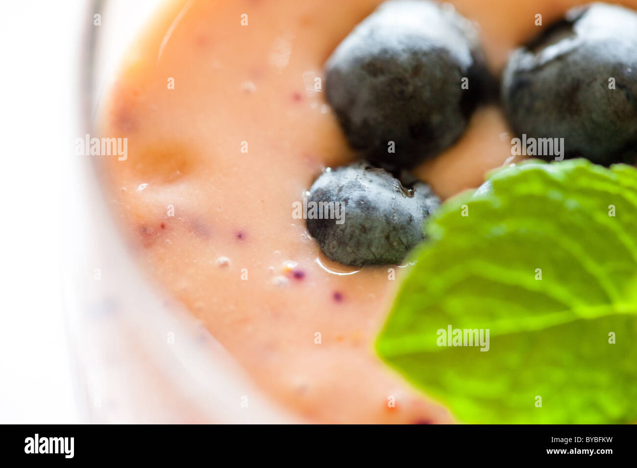 Un smoothie guarnito con mirtilli e menta. Foto Stock