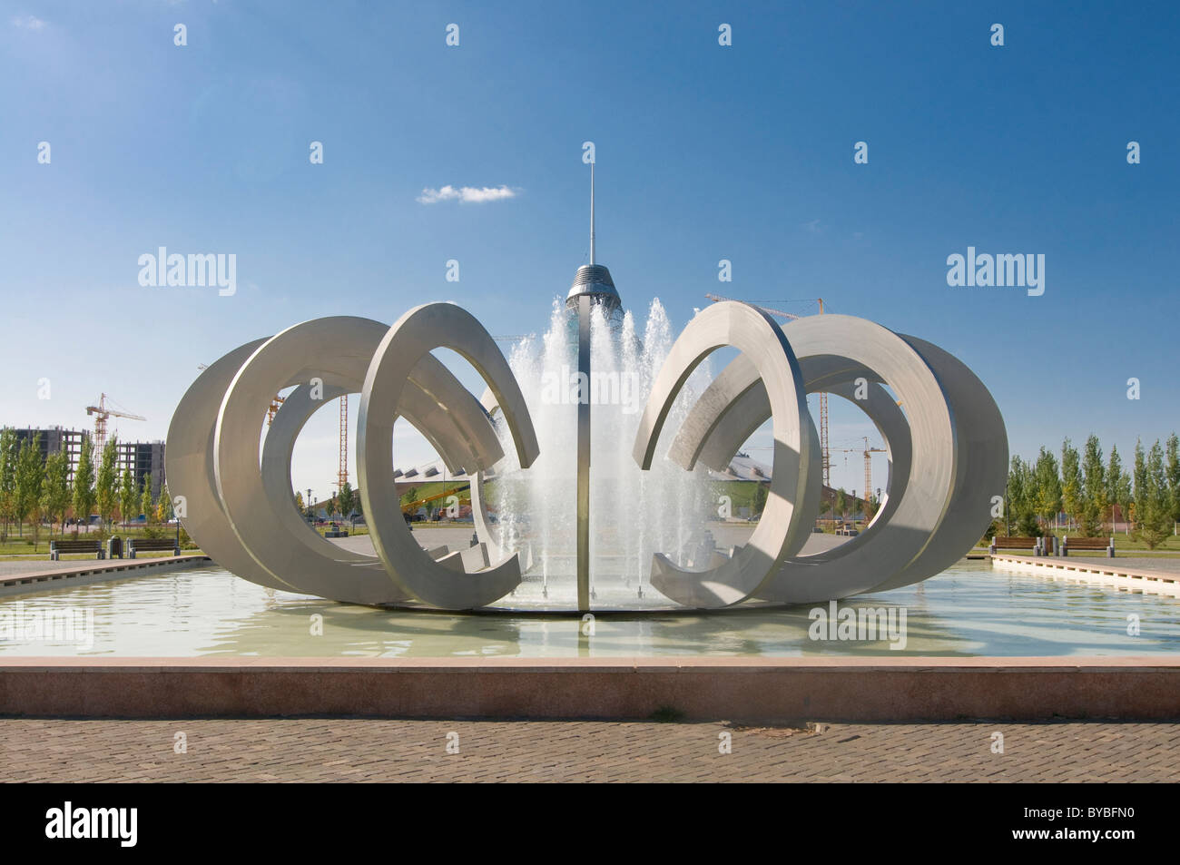 Fontane presso il Khan Shatyry Entertainment Center, un punto di riferimento di Astana, Kazakistan, Asia centrale Foto Stock