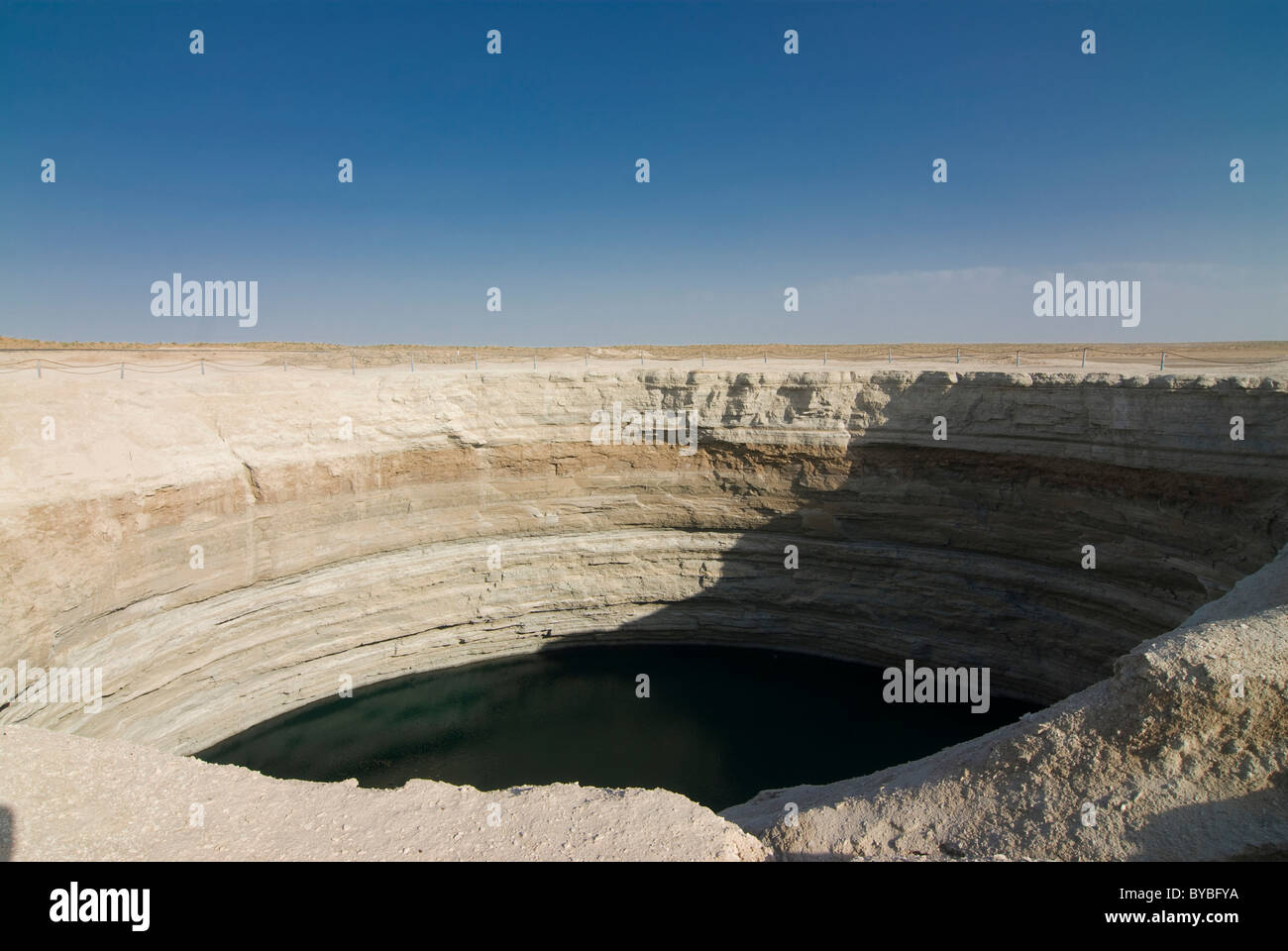Cratere riempito con acqua, Karakol, del Turkmenistan, dell'Asia centrale Foto Stock