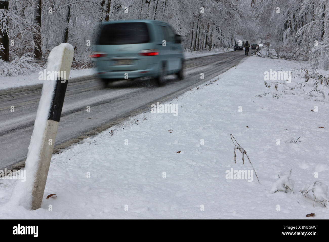 Coperte di neve strada in inverno con il traffico, Hesse, Germania, Europa Foto Stock