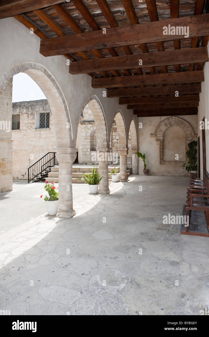 Chiostro della chiesa del monastero Timiou Stavro, Omodos, Monti Troodos, centrale di Cipro, Cipro Foto Stock