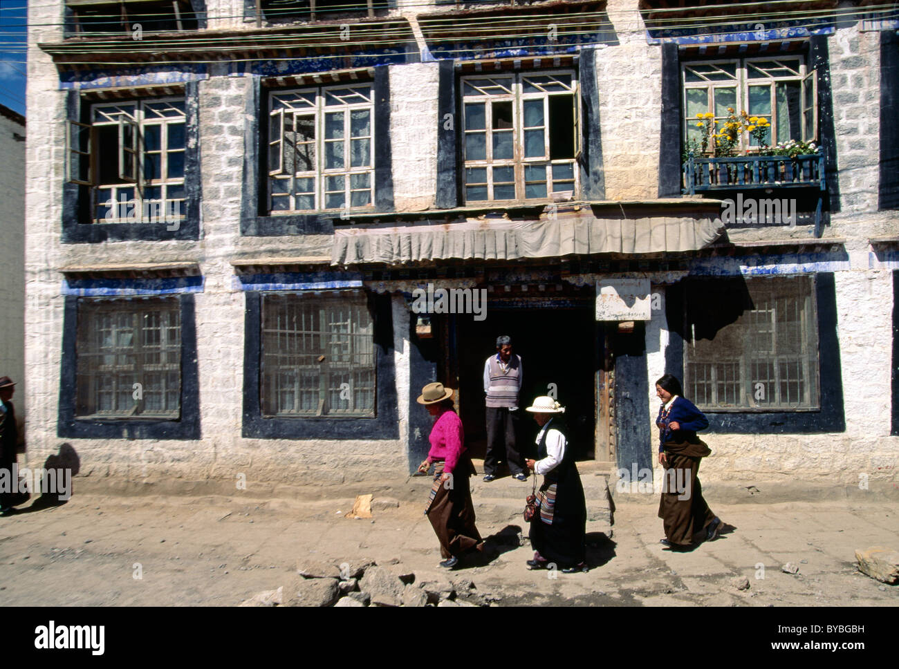 Tibetani a piedi dietro il monastero Jokhand nel vecchio quartiere della città di Lhasa, in Tibet. Foto Stock