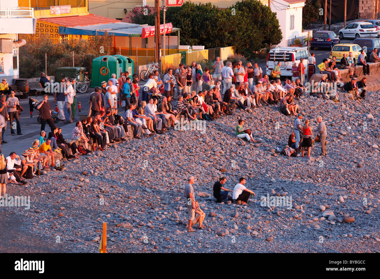 Raccolta di turisti sulla spiaggia di La Playa per guardare il tramonto, Valle Gran Rey, isola di La Gomera, isole Canarie, Spagna, Europa Foto Stock