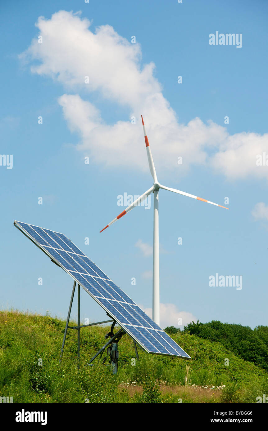 Grandi pannelli solari e turbine eoliche su un ex militare di base. Foto Stock