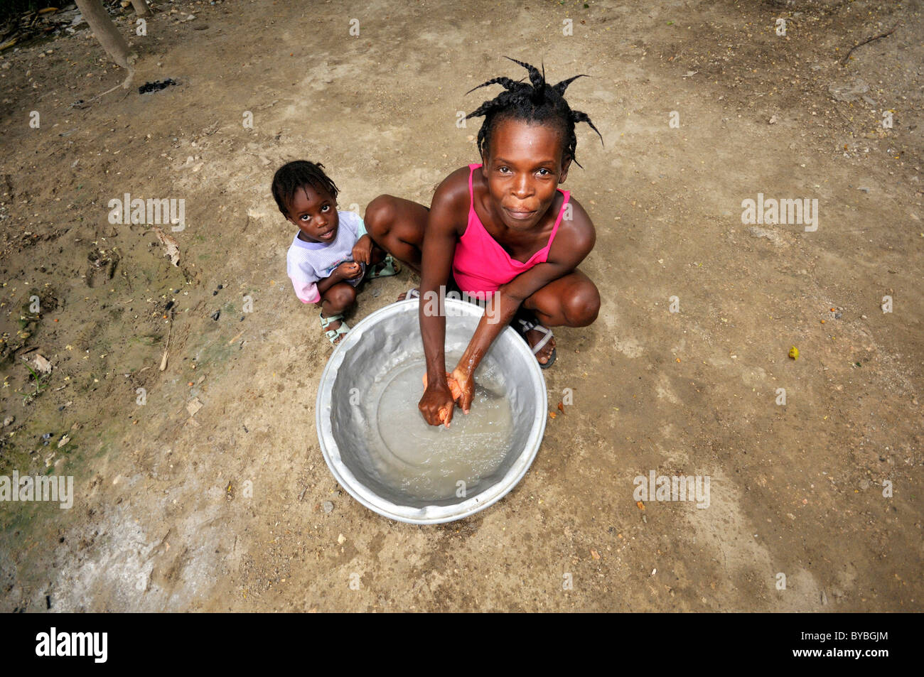 La madre e il bambino a un recipiente di lavaggio, cabaret, Haiti, dei Caraibi e America centrale Foto Stock