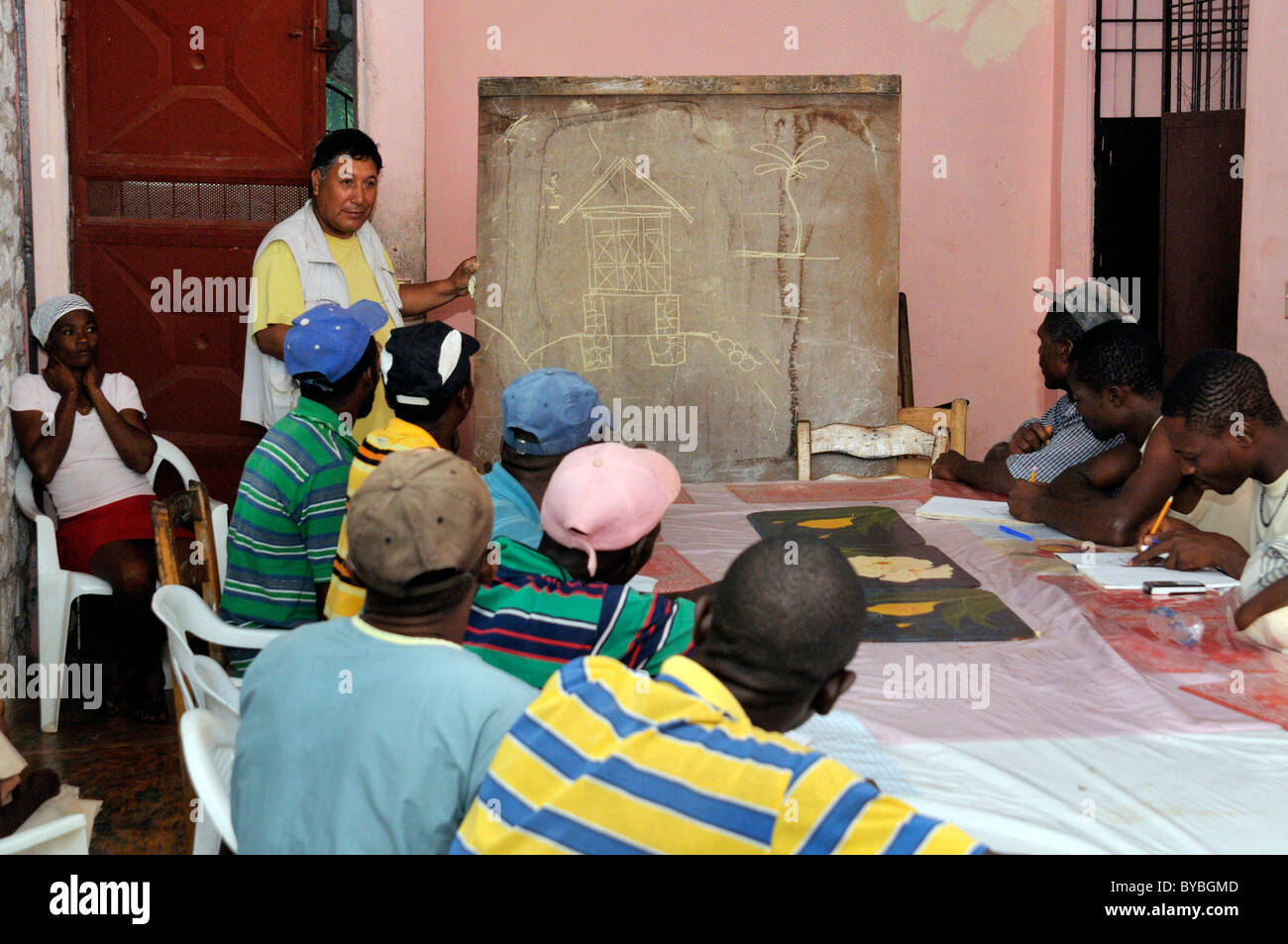 Architetto di un tedesco di aiuto organizzazione locale per la formazione dei lavoratori qualificati nel terremoto-costruzioni resistenti dopo il terremoto Foto Stock