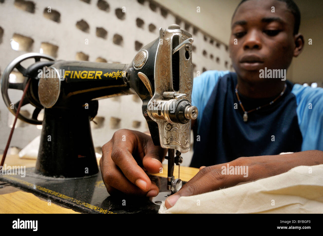 Corsi di formazione in sartoria per giovani dalla Cité Soleil baraccopoli, Salesiano Lakay progetto o la casa Foto Stock