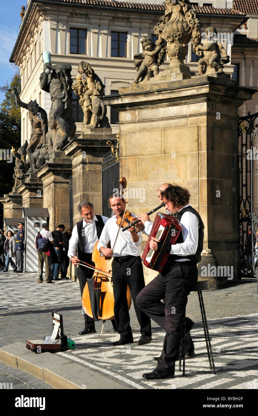 Musicisti di strada all'ingresso del cortile, il Castello di Praga, Hradcany, Praga, Boemia, Repubblica Ceca, Europa Foto Stock