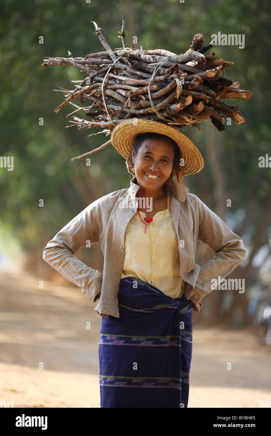 La Birmania,Birmania,Myanmar, 20100223, donna con legna da ardere Foto Stock