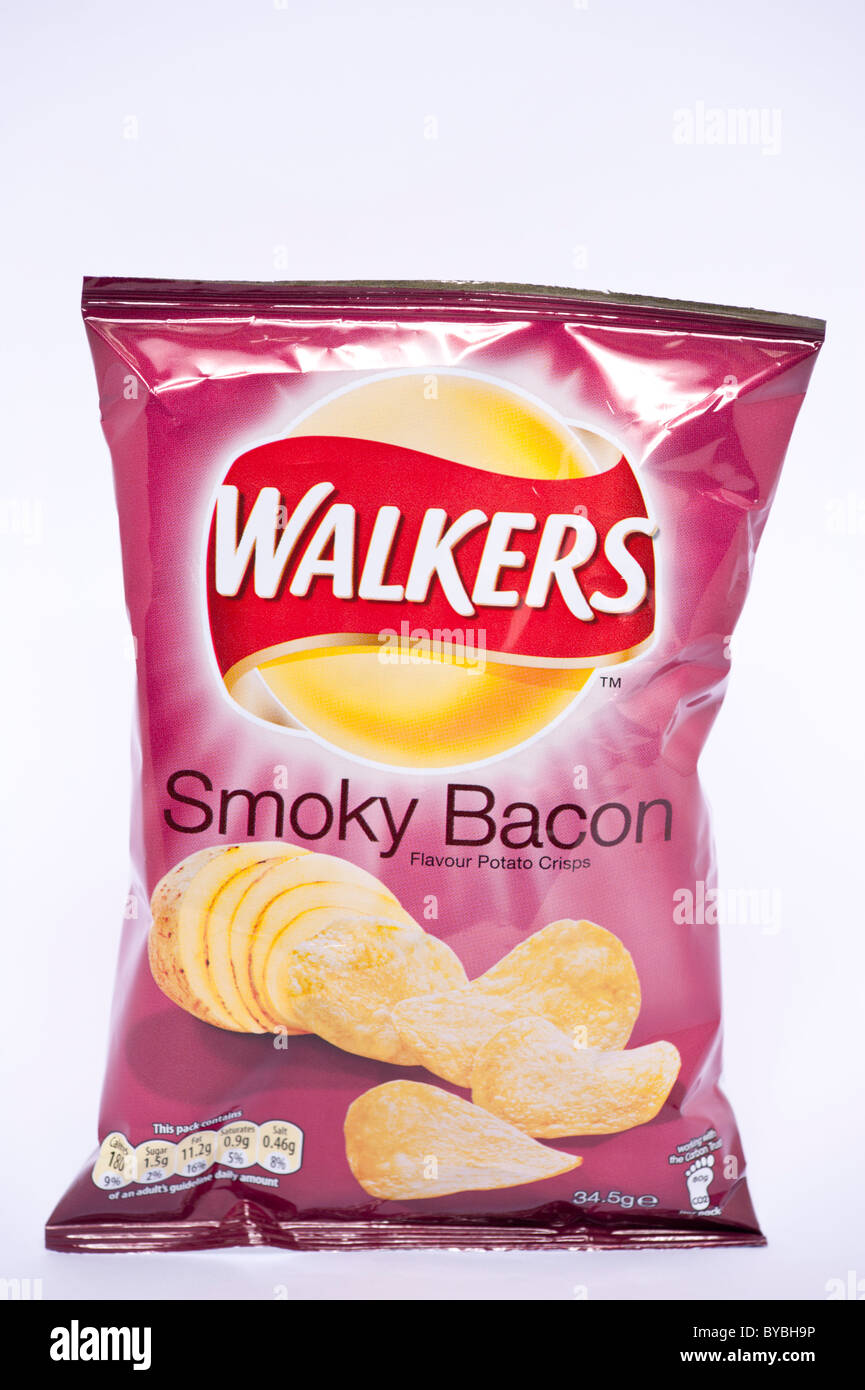 Un pacchetto di scuotipaglia bacon affumicato sapore patatine su sfondo bianco Foto Stock