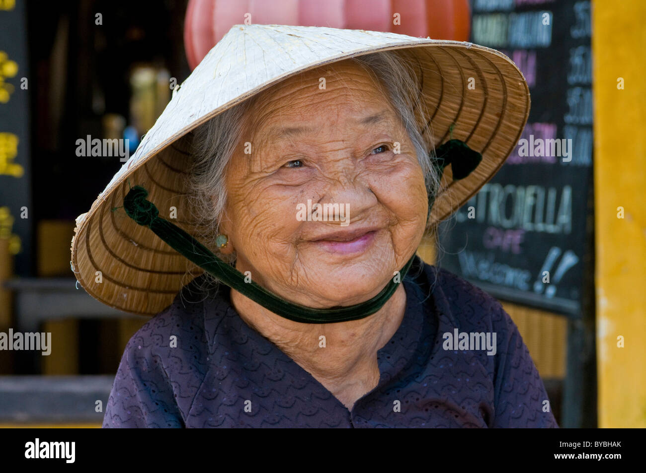 Vecchia donna sorride felicemente, ritratto, Hoi An, Vietnam Asia Foto Stock