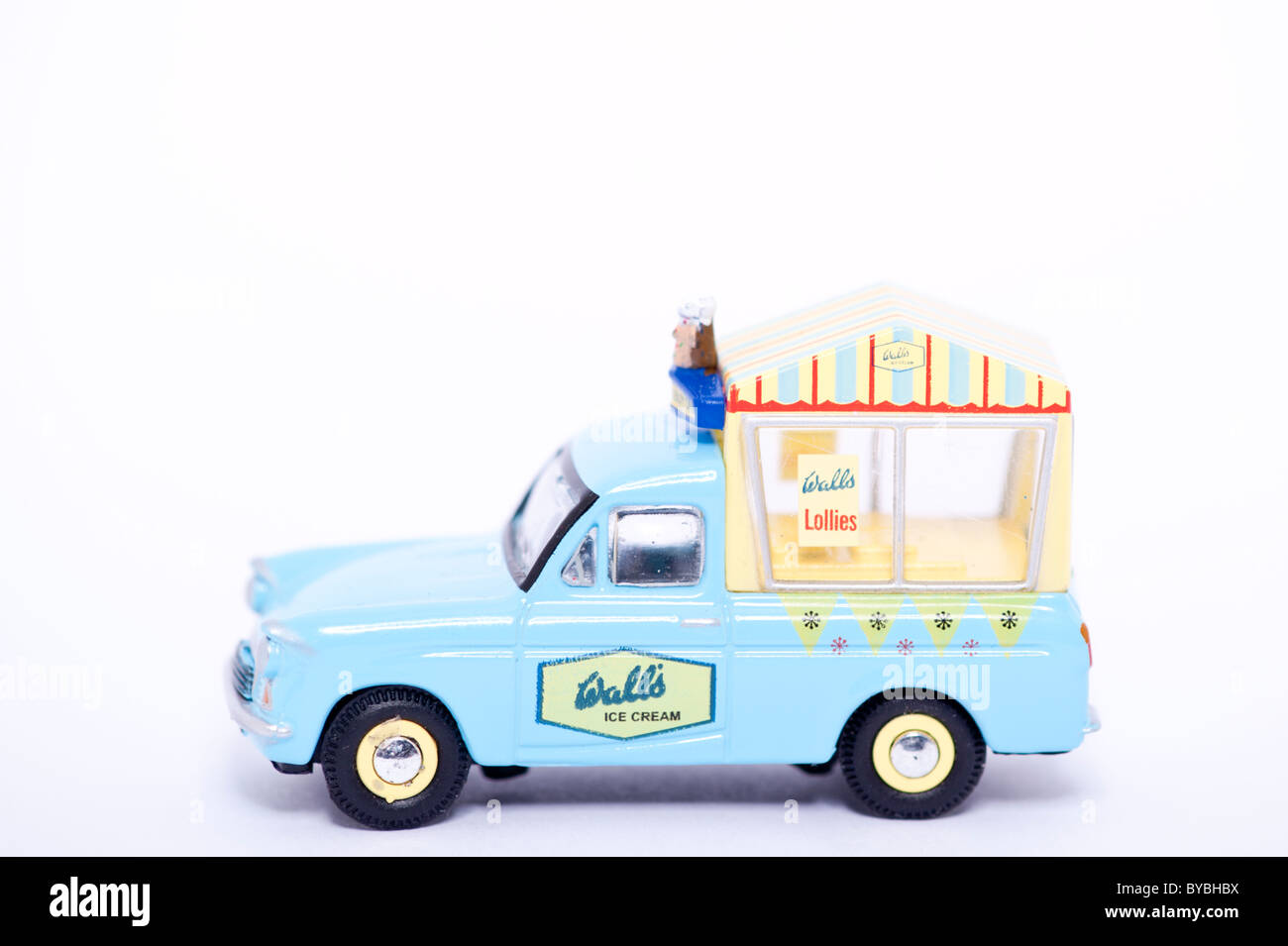 Un giocattolo pareti modello ice cream van su sfondo bianco Foto Stock