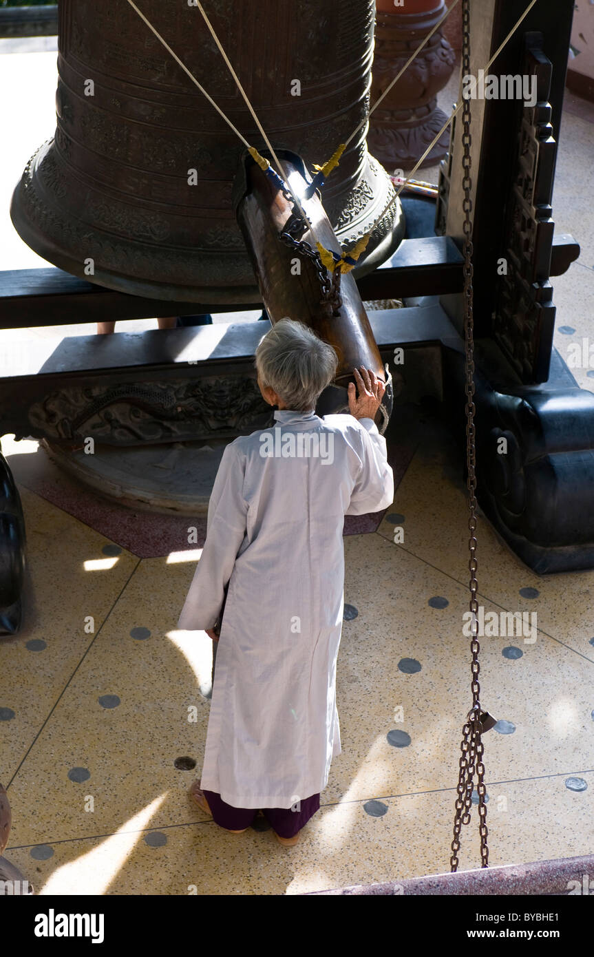 Il vecchio uomo con campana nella Pagoda Long Son, Nha Trang, Vietnam Asia Foto Stock